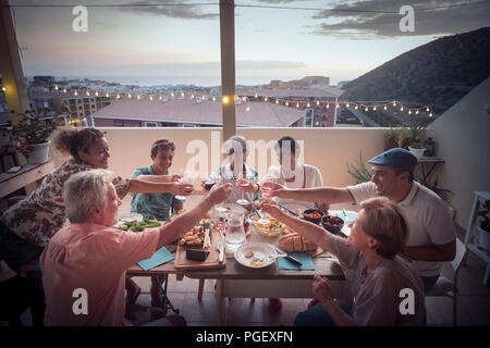 Essen Gruppe unterschiedlichen Alters Menschen in Freundschaft gemeinsam ein Abendessen Veranstaltung Jubel mit Wein und den Lebensstil genießen. Glück und Freude für Freunde Stockfoto