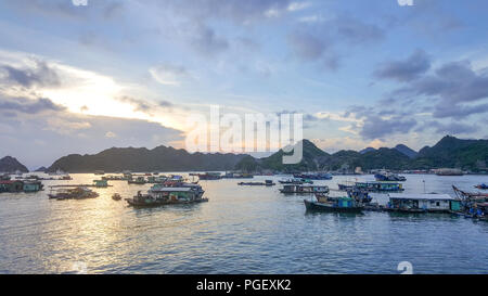 Sonnenuntergang in Cat Ba Bucht - Vietnam Stockfoto