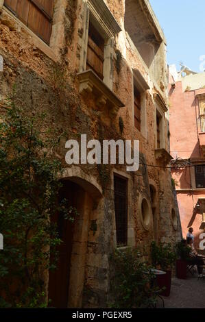 Engen Straßen im Venezianischen Stil Nachbarschaft von Chania mit Souvenirläden. Geschichte Architektur Reisen. Juli 6, 2018. Chania, Kreta. Gree Stockfoto