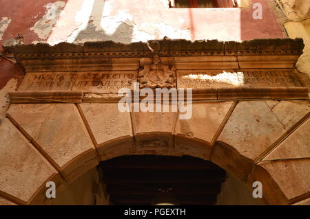 Schönen Bogen des byzantinischen Stil in Chania. Geschichte Architektur Reisen. Juli 6, 2018. Chania, Kreta. Griechenland. Stockfoto