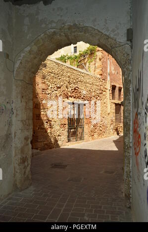 Passage von Wagen mit einem byzantinischen Stil Arch am Eingang und Ausgang in Chania. Geschichte Architektur Reisen. Juli 6, 2018. Chania, Kreta. Stockfoto