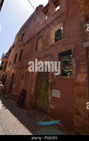 Wundervolle byzantinischen Stil Gebäude praktisch abgerissen in Chania. Geschichte Architektur Reisen. Juli 6, 2018. Chania, Kreta. Griechenland. Stockfoto