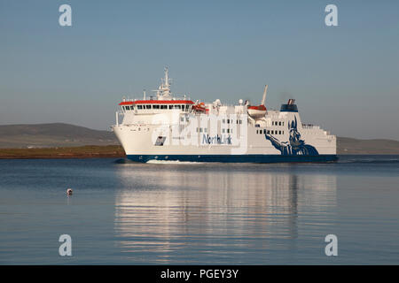 Die Northlink Fähre MV Hamnavoe eingabe Stromness Hafen in Orkney von Hoy Sound Stockfoto