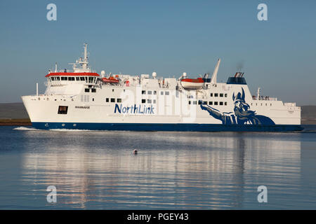 Die Northlink Fähre MV Hamnavoe eingabe Stromness Hafen in Orkney von Hoy Sound Stockfoto