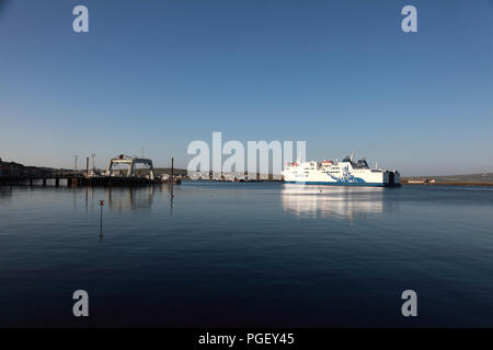 Die Northlink Fähre MV Hamnavoe eingabe Stromness Hafen in Orkney von Hoy Sound Stockfoto