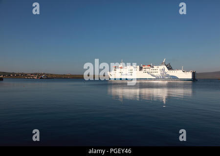 Die Northlink Fähre MV Hamnavoe eingabe Stromness Hafen in Orkney von Hoy Sound Stockfoto