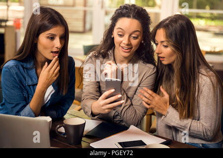 Gruppe von Mädchen machen eine Pause auf der Studien für einige Klatsch Stockfoto