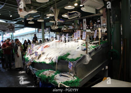 Meeresfrüchte angezeigt bei Pike Place Fish Co. am Pike Place Market in Seattle, Washington, USA Stockfoto