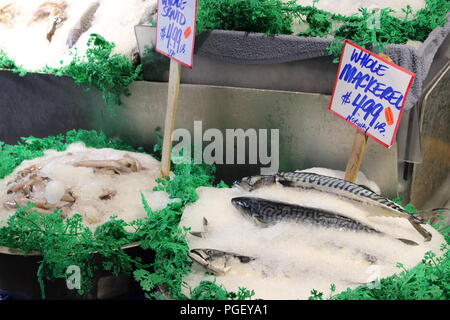 Meeresfrüchte angezeigt bei Pike Place Fish Co. am Pike Place Market in Seattle, Washington, USA Stockfoto