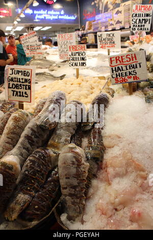 Meeresfrüchte angezeigt bei Pike Place Fish Co. am Pike Place Market in Seattle, Washington, USA Stockfoto