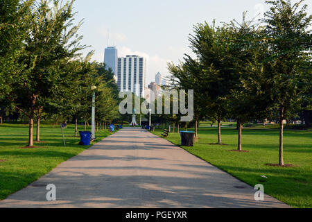 Eine lange Baum - Jogging- und Wanderweg in Chicago's Lincoln Park gesäumt. Stockfoto