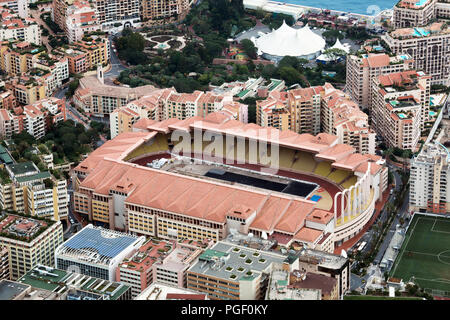 Fontvieille, Monaco - Mai 18, 2018: Schöne Luftaufnahme des Stade Louis II, der Heimat des AS Monaco und Monaco National Football Team und Fontvieil Stockfoto