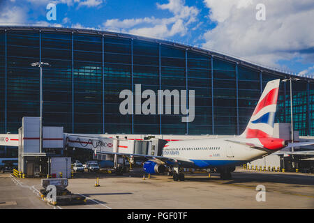 LONDON, Großbritannien - 10. August 2018: die Aussicht auf den Flughafen Heathrow und British Airways Flugzeug an ihren Ständen Stockfoto