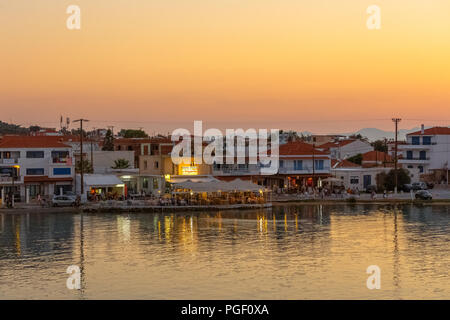 Elafonisos Stadt im Abstand am Nachmittag mit Restaurants und Meer Reflexionen in Lakonien, Peloponnes, Griechenland Stockfoto