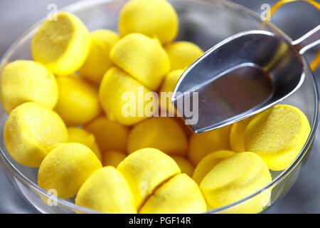 Süßigkeiten Leckereien in Glas als festliche Dekoration Stockfoto