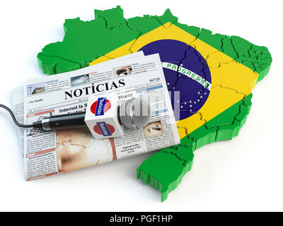 Brasilianische News, Presse und Journalismus Konzept. Mikrofon und Zeitung mit der Schlagzeile "Noticias" (Portugal für: Nachrichten) auf der Karte in den Farben der Flagge Stockfoto