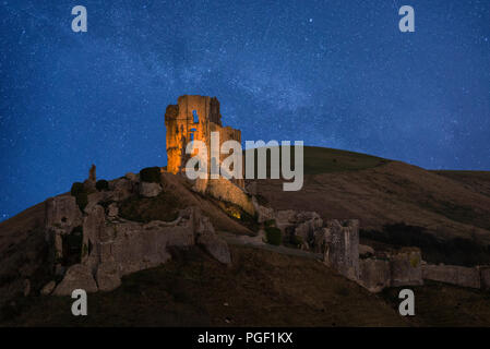 Atemberaubende leuchtende Milchstraße zusammengesetzten Bild über Landschaft der mittelalterlichen Burg Stockfoto