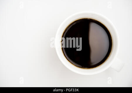Blick von oben auf die Kaffeetasse isolieren auf weißem Hintergrund Stockfoto