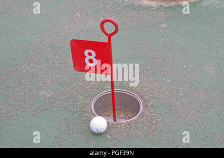 Mini Golf Putting Green Ball Loch UK Stockfoto