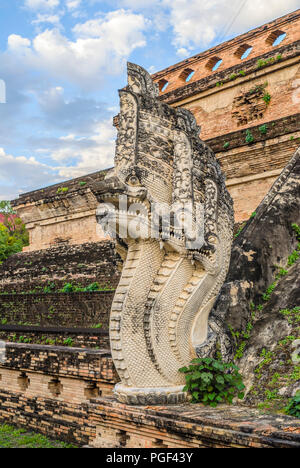 Detail einer buddhistischen Naga Schlange im Wat Chedi Luang, Chiang Mai, Thailand Stockfoto
