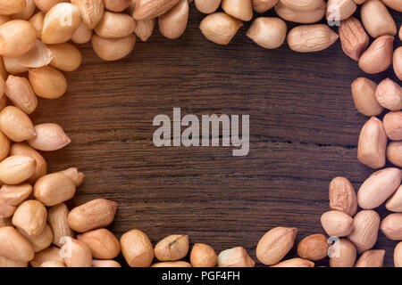 Nahaufnahme Erdnüsse auf Holztisch. top View Stockfoto