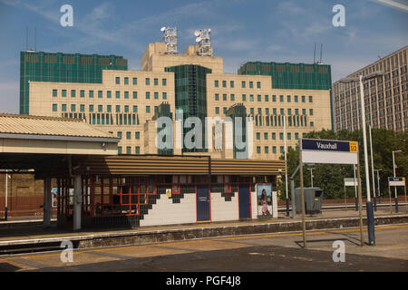 Der MI6-Gebäude von Vauxhall Station Stockfoto