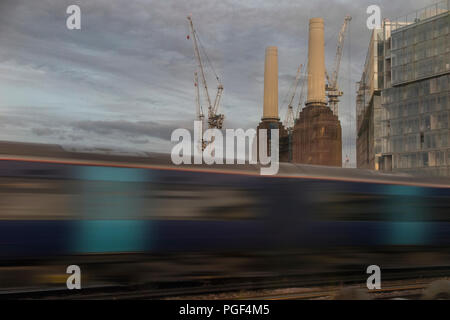 Ein Schnellzug blinkt Von Battersea Power Station in London Stockfoto