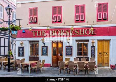 Warten auf die Öffnungszeit, die Horseshoe Public House Gibraltar Stockfoto