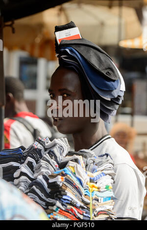 LOME, TOGO - Jan 9, 2017: Unbekannter Togoischen junge Mann trägt einen Satz Socken an der Lome zentralen Markt. Togo Menschen leiden unter der Armut aufgrund der Stockfoto