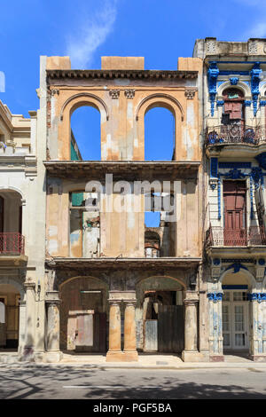 Historische Architektur, verfallenen Gebäude Fassade am Paseo del Prado, die Altstadt von Havanna, Kuba Stockfoto