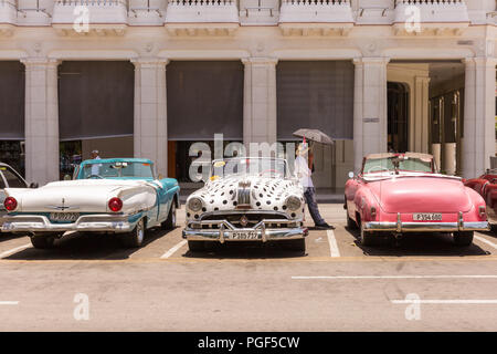 Klassische amerikanische Autos, aufgereiht 1950 s Oldtimer als Taxis eingesetzt, die Altstadt von Havanna, Kuba Stockfoto