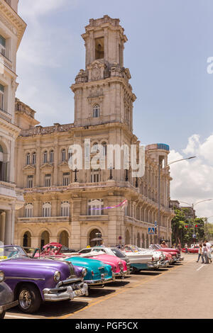 Klassische amerikanische Autos, aufgereiht 1950 s Oldtimer als Taxis eingesetzt, die Altstadt von Havanna, Kuba Stockfoto