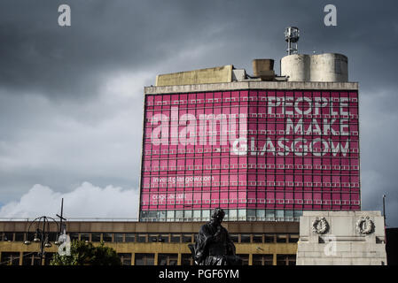 Gebäude im Zentrum von Glasgow, mit Menschen die Phrase "Glasgow" auf seiner Fassade bemalt Stockfoto
