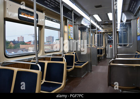 In einem leeren braune Linie L-Zug Auto, wie es bewegt sich durch ein Viertel von Chicago. Stockfoto