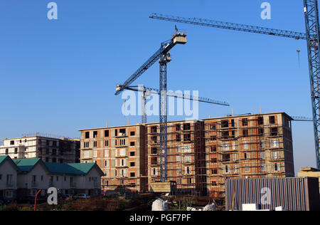 Große Baustelle, einschließlich mehrerer Krane arbeiten an einem Gebäudekomplex Stockfoto