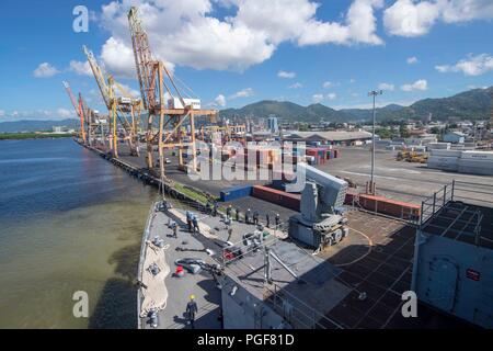 180822-N-GX 781-0089 PORT OF SPAIN, Trinidad und Tobago (Aug. 22, 2018) Das whidbey Island-Class Dock Landung Schiff USS Gunston Hall (LSD 44) kommt in Port of Spain, Trinidad und Tobago für einen geplanten Hafen besuchen. Das Schiff ist auf die Bereitstellung unterstützen, Südsee, das ist eine jährliche gemeinsame Bereitstellung in der US Southern Command Verantwortungsbereich, wo eine Aufgabengruppe bereitstellen werden eine Vielzahl von Übungen und multinationalen Austausch durchzuführen, die Interoperabilität zu verbessern, die regionale Stabilität zu erhöhen, und bauen und regionale Beziehungen mit allen Ländern der Region thro beibehalten Stockfoto