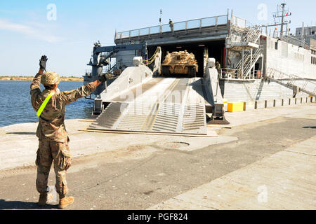 Soldaten zu Bravo Unternehmen Team zugeordnet, 2 Battalion, 5th Cavalry Regiment, 1st Armored Brigade Combat Team, 1.Kavallerie Division offload eine M88 A2 Hercules armored recovery Fahrzeug von der United States Naval Ship Carson City, einer Expeditionary schnellen Transport, im Hafen von Constanta, Rumänien, Nov. 20, 2018. Die Soldaten sind eine Umschichtung nach edlen Partner 2018, ein georgischer Streitkräfte und US-Armee Europa kooperativ-led bei der Verbesserung der Bereitschaft und der Interoperabilität von Georgia, USA und teilnehmenden Nationen. Stockfoto