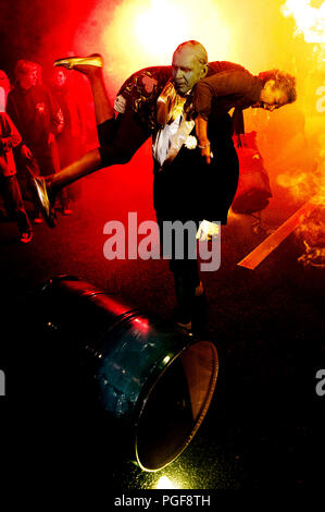 Die 'Biwak' Feuer Show von Générik Vapeur am Theater Op de Markt Straßentheater-Festival in Hasselt (Belgien, 08/08/2010) Stockfoto