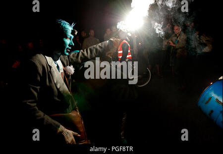 Die 'Biwak' Feuer Show von Générik Vapeur am Theater Op de Markt Straßentheater-Festival in Hasselt (Belgien, 08/08/2010) Stockfoto