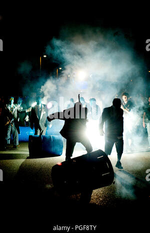 Die 'Biwak' Feuer Show von Générik Vapeur am Theater Op de Markt Straßentheater-Festival in Hasselt (Belgien, 08/08/2010) Stockfoto