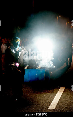 Die 'Biwak' Feuer Show von Générik Vapeur am Theater Op de Markt Straßentheater-Festival in Hasselt (Belgien, 08/08/2010) Stockfoto