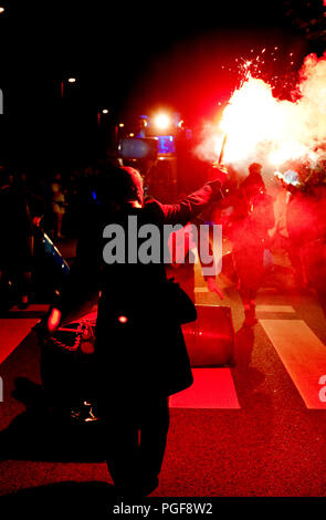 Die 'Biwak' Feuer Show von Générik Vapeur am Theater Op de Markt Straßentheater-Festival in Hasselt (Belgien, 08/08/2010) Stockfoto