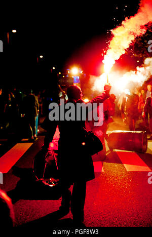 Die 'Biwak' Feuer Show von Générik Vapeur am Theater Op de Markt Straßentheater-Festival in Hasselt (Belgien, 08/08/2010) Stockfoto