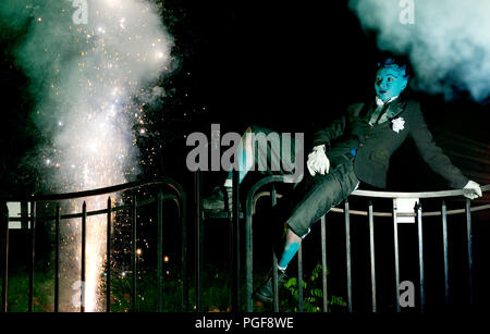 Die 'Biwak' Feuer Show von Générik Vapeur am Theater Op de Markt Straßentheater-Festival in Hasselt (Belgien, 08/08/2010) Stockfoto