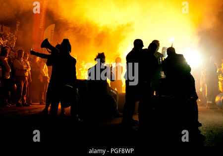 Die 'Biwak' Feuer Show von Générik Vapeur am Theater Op de Markt Straßentheater-Festival in Hasselt (Belgien, 08/08/2010) Stockfoto