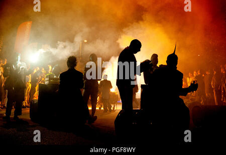 Die 'Biwak' Feuer Show von Générik Vapeur am Theater Op de Markt Straßentheater-Festival in Hasselt (Belgien, 08/08/2010) Stockfoto
