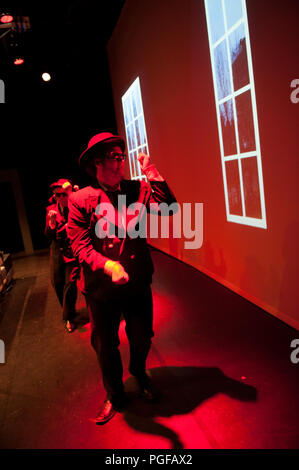 Theater Company De Dijlezonen der Kloake von Maria Goos, unter der Regie von Jo Matthijs (Leuven, 20/04/2017) Stockfoto