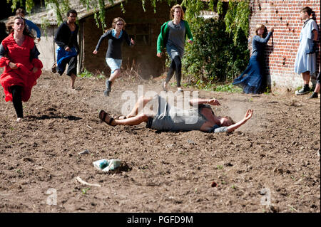 Die Dag Menjère, Dag Frau Jugend Projekt an der Spots Op West Theater Festival in Bruxelles (Belgien, 12/07/2009) Stockfoto