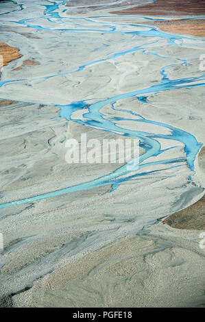 Luftaufnahme der Tasman River Quellgebiet in Mount Cook National Park, Neuseeland. Türkis Gletscherwasser Form geflochtenes Muster in einem bunten Land Stockfoto