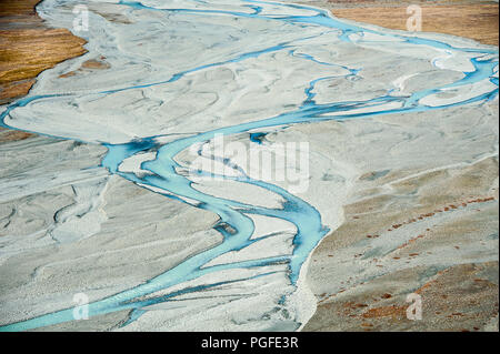 Luftaufnahme der Tasman River Quellgebiet in Mount Cook National Park, Neuseeland. Türkis Gletscherwasser Form geflochtenes Muster in einem bunten Land Stockfoto